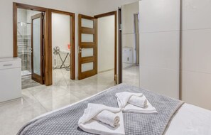 Bureau, fer et planche à repasser, lit parapluie, Wi-Fi