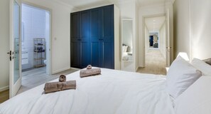 3 habitaciones, escritorio y tabla de planchar con plancha