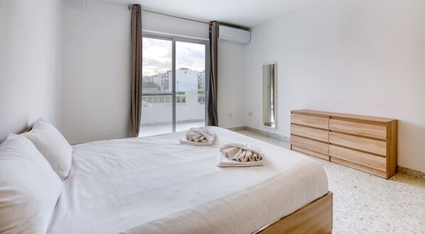 2 chambres, bureau, fer et planche à repasser, lit parapluie