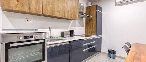 Een koelkast, een oven, een kookplaat, een vaatwasser