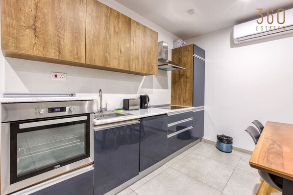 Fridge, oven, stovetop, dishwasher