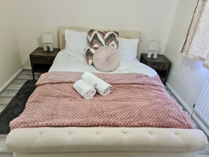 House | 2 bedrooms, iron/ironing board, free WiFi, bed sheets - London - Sleeps 4 - Parking - Garden - Petfriendly (London)