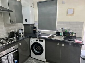 House | Private kitchen | Fridge, microwave, oven, stovetop - London - Sleeps 4 - Parking - Garden - Petfriendly (London)