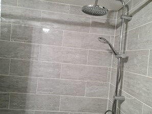 Ferienhaus | Badezimmer | Duschwanne, Komfortbadewanne, Haartrockner, Handtücher