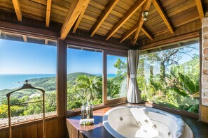 Chalet panorámico | Tina de hidromasaje privada