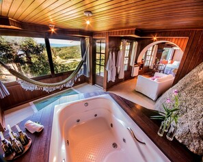 Suite superior | Tina de hidromasaje privada