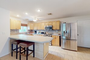 Fridge, microwave, oven, stovetop - Dog-friendly sunny stay with private pool, patio, full kitchen, sunroom & W/D (Venice)