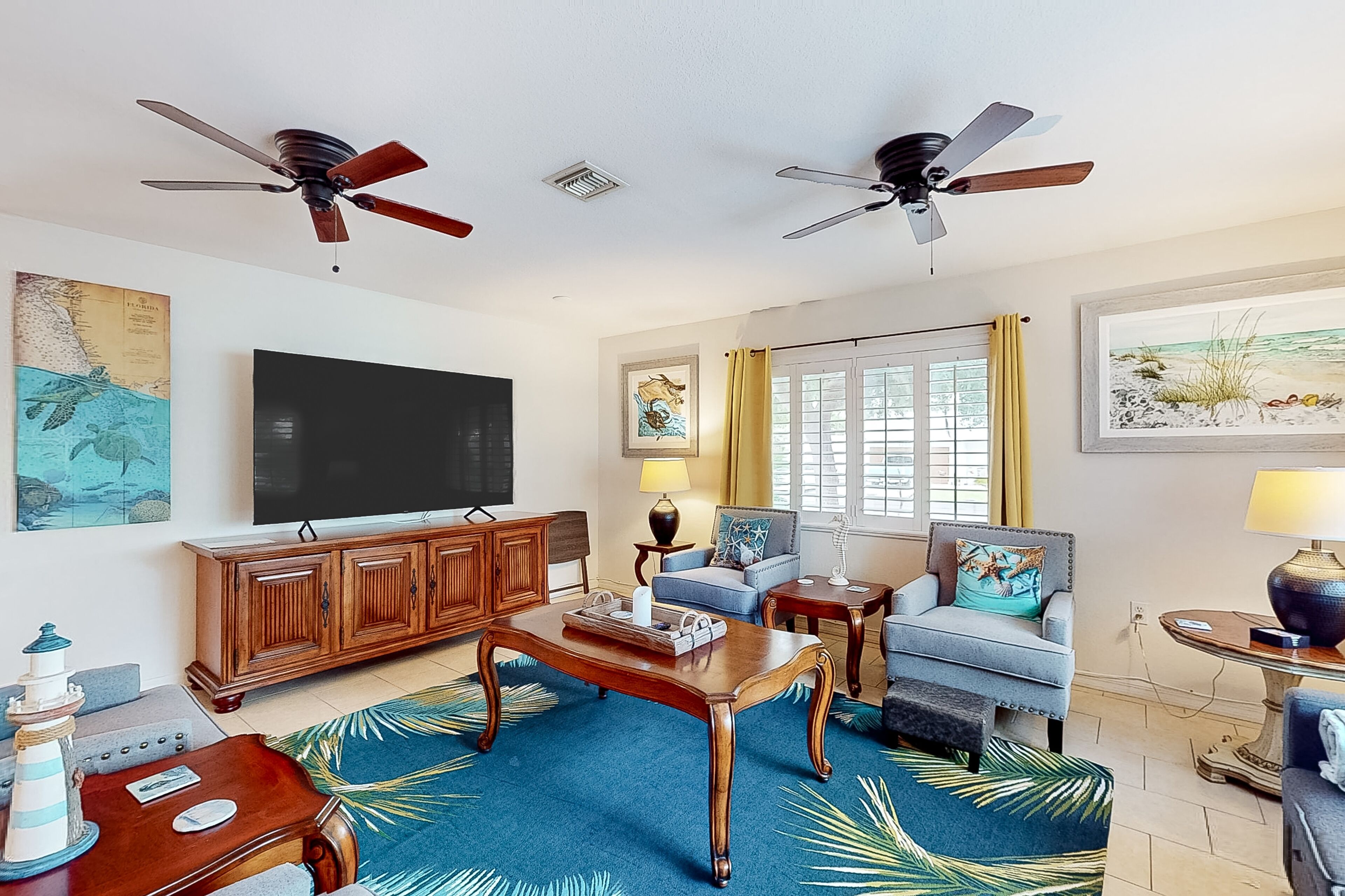 Dog-friendly sunny stay with private pool, patio, full kitchen, sunroom & W/D