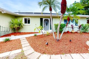 Exterior - Dog-friendly sunny stay with private pool, patio, full kitchen, sunroom & W/D (Venice)