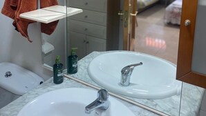 Serviettes fournies, savon, shampooing, papier de toilette