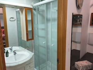 Toallas, jabón, shampoo, papel de baño