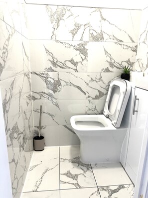 Bañera con ducha, bañera profunda, artículos de tocador gratuitos