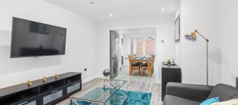 3 Bed House - Sleeps 5 - Garden - Parking