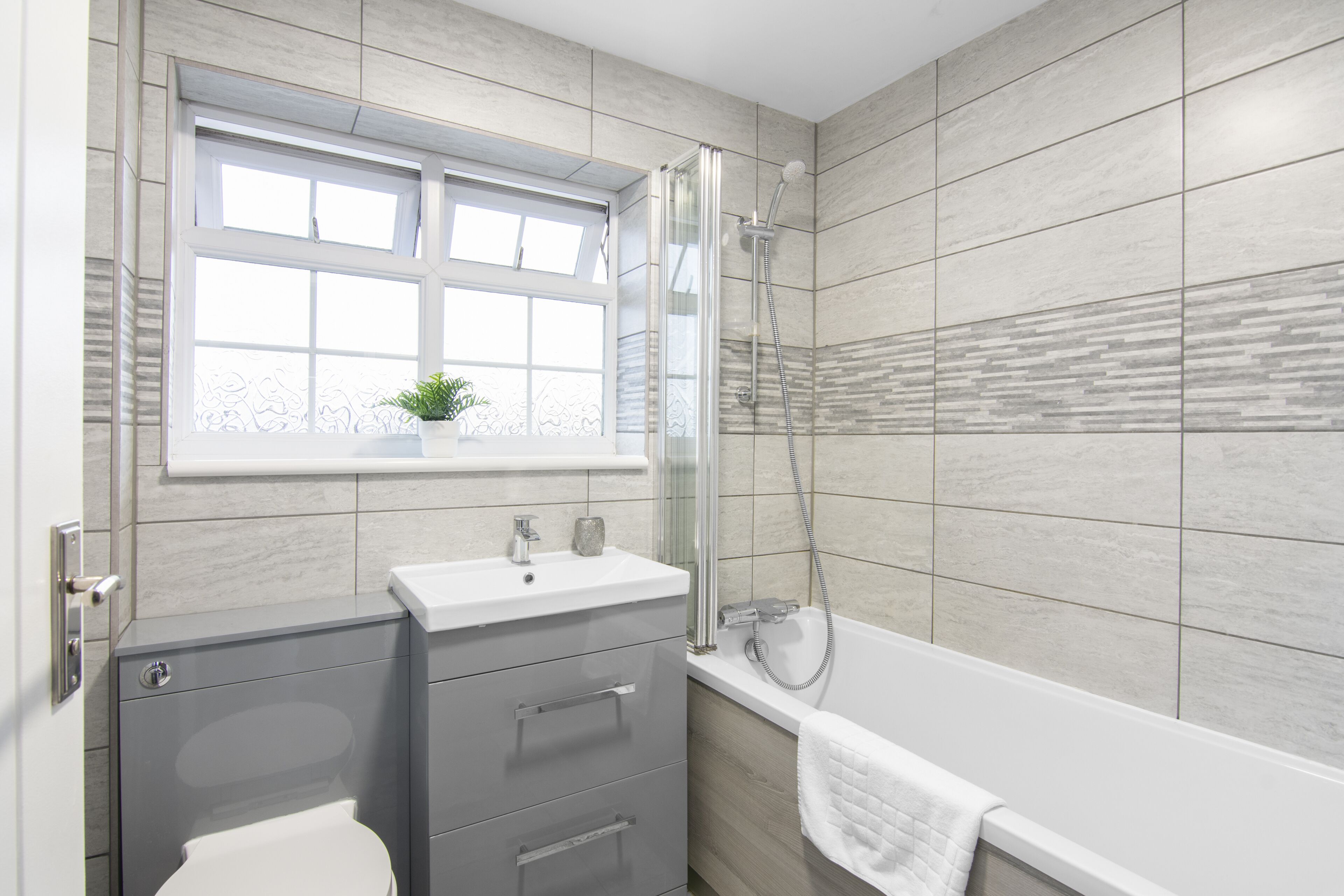House | Bathroom | Combined shower/bathtub, deep-soaking bathtub, free toiletries, towels