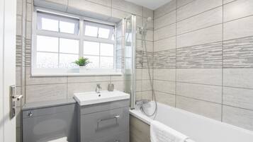 House | Bathroom | Combined shower/bathtub, deep-soaking bathtub, free toiletries, towels