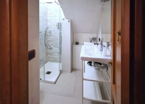 Double Room, 1 Queen Bed, Non Smoking, Private Bathroom | Bathroom | Shower, hair dryer, towels, soap - Cataneasy Rooms (Catania)