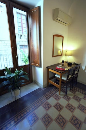Chambre Double, 1 grand lit, non-fumeur, salle de bains privée