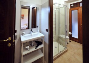 Single Room, Non Smoking, Private Bathroom | Bathroom | Shower, hair dryer, towels, soap - Cataneasy Rooms (Catania)