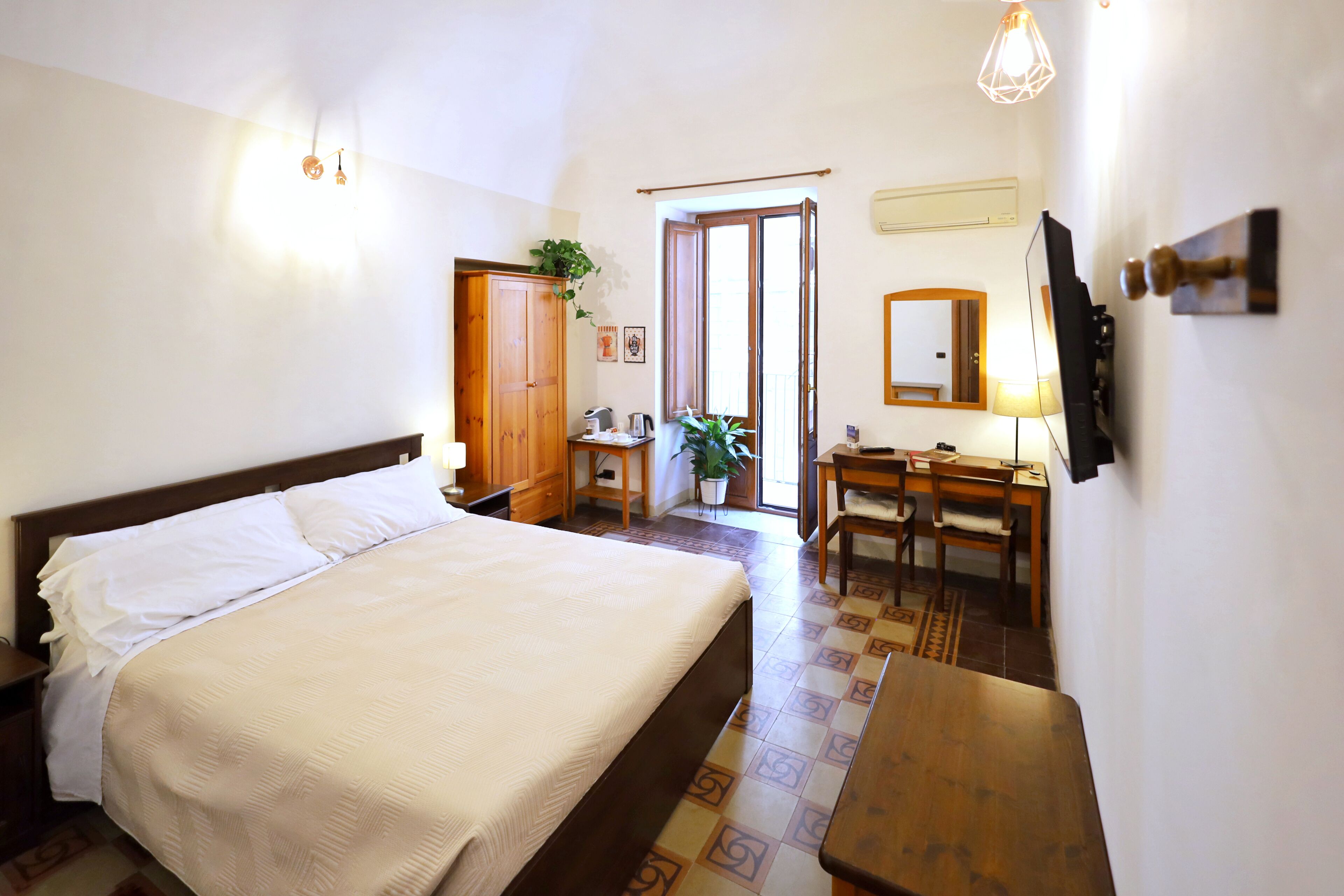 Double Room, 1 Queen Bed, Non Smoking, Private Bathroom | Desk, iron/ironing board, free WiFi, bed sheets