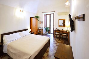 Chambre Double, 1 grand lit, non-fumeur, salle de bains privée