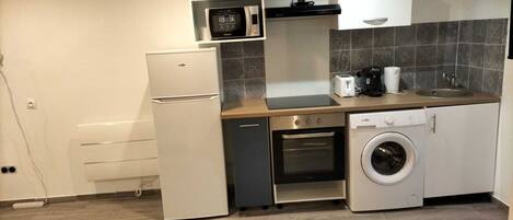 ثلاجة، ميكروويف، فرن، موقد طهي مسطح