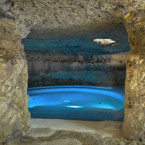 A natural cave with a pool. - Masseria Trapanà (Lecce)