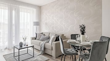 Spirit Residence Family Apartment | Wohnzimmer | 60-Zoll-Smart-TV mit Kabelempfang
