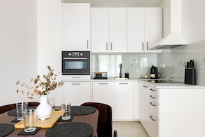 Spirit Residence Family Apartment | Cocina privada | Refrigerador, microondas, horno y parrilla de estufa 