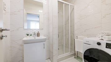 Spirit Residence Family Apartment | Bathroom | Hair dryer, towels, soap, shampoo