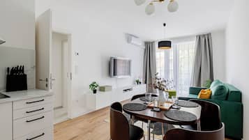 Spirit Residence Family Apartment | 客廳 | 60 吋智能電視連有線電視頻道