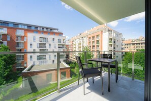 Deluxe Two Bedroom Apartment | Balcon