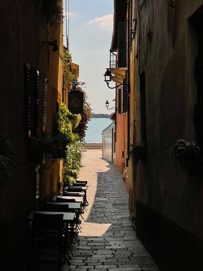 Outdoor dining - Garda Lake Private Beach (Gardone Riviera)