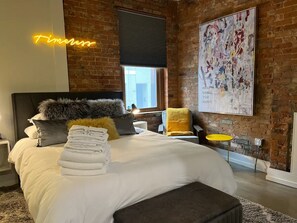 1 bedroom, desk, iron/ironing board, free WiFi - Timeless Loft -OTR -TQL w/ FREE Parking (Cincinnati)