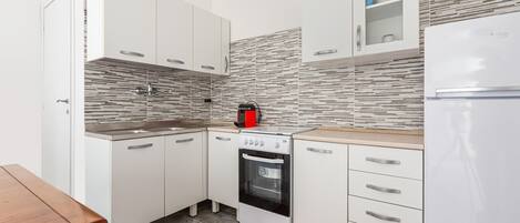 Fridge, cookware/dishes/utensils