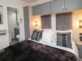 2 bedrooms, individually decorated, individually furnished, free WiFi