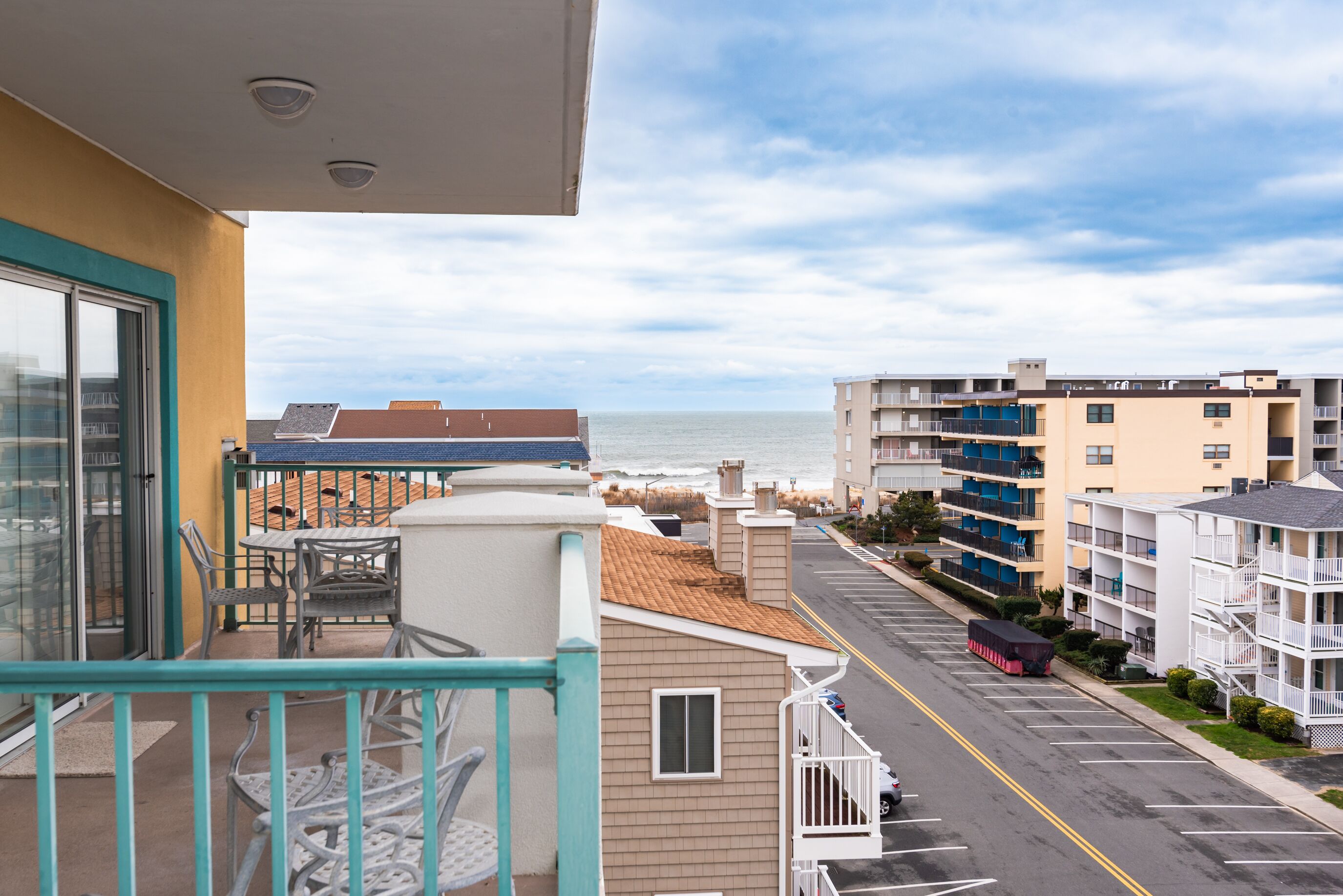 Great 3 Bedroom, 3 Bath Condo