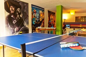 Căn hộ dành cho gia đình | Khu phòng khách | TV plasma 52-inch có truyền hình cáp, đầu đĩa DVD, đồ chơi