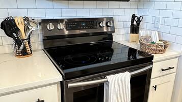 Kylskåp, mikrovågsugn, ugn och spishäll