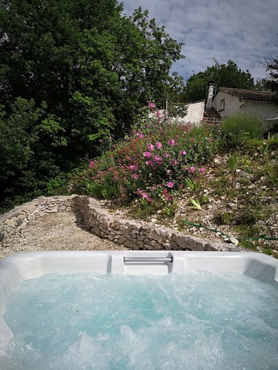 Vue Magnifique Isolée Piscine Privée et Jacuzzi Animaux Acceptés