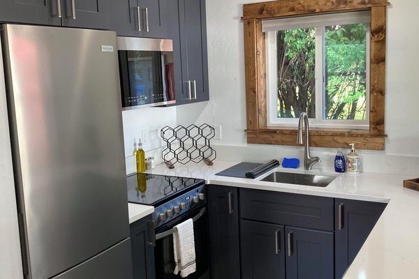 Geladeira, micro-ondas, fogão, cooktop