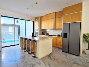 Køleskab, mikrobølgeovn, ovn, kogeplade