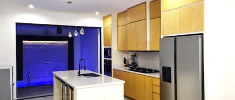 ثلاجة، ميكروويف، فرن، موقد طهي مسطح