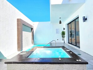 Outdoor pool, a heated pool - Villa Baja Coral - Relaxing 4BR Villa w/ Heated Pool, Jacuzzi, Wi-Fi & near Dtwn (Cabo San Lucas)