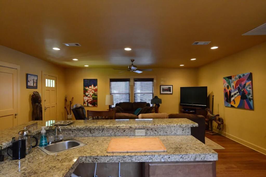 Colorful 2BR/1B close to LSU w/pool