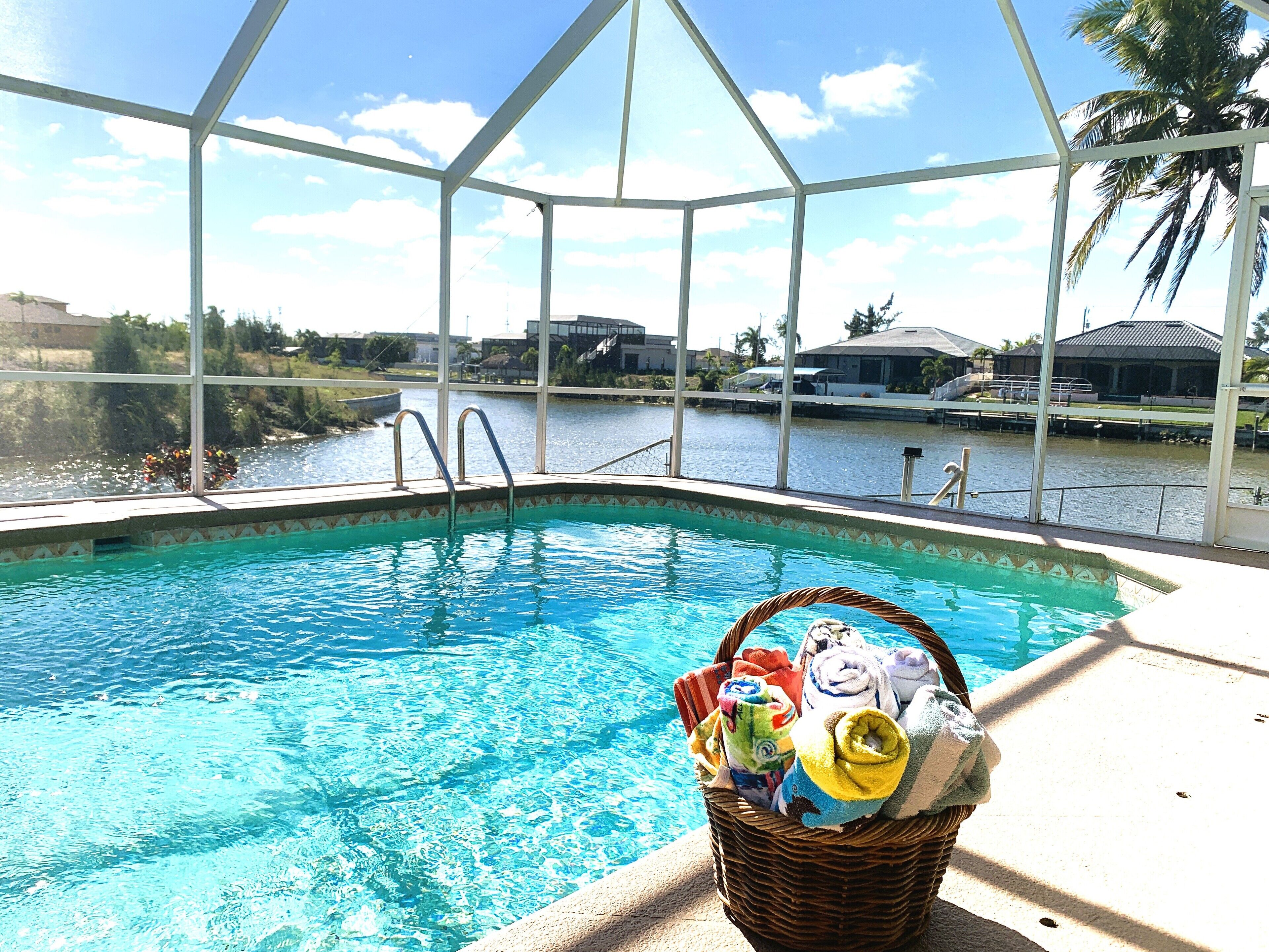 Utendørsbasseng og et oppvarmet basseng