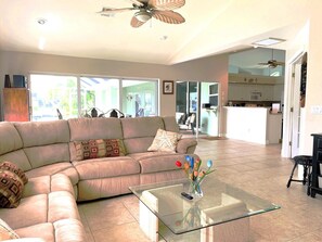 Smart TV, lareira, DVD player, livros