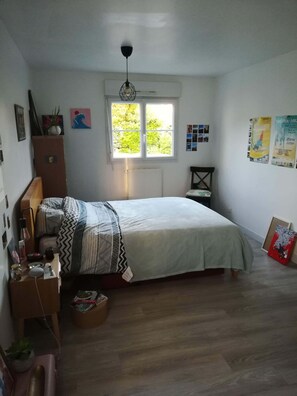 3 bedrooms, desk, iron/ironing board, free WiFi