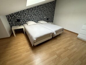 3 slaapkamers, een strijkplank/strijkijzer, gratis wifi, beddengoed