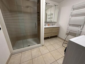 Haartrockner, Handtücher, Seife, Toilettenpapier