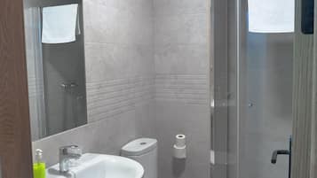 Habitación triple básica | Baño